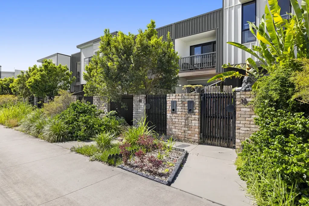 Nirimba 3Moenga Sleek Townhouse Retreat + Ultra Convenient Location