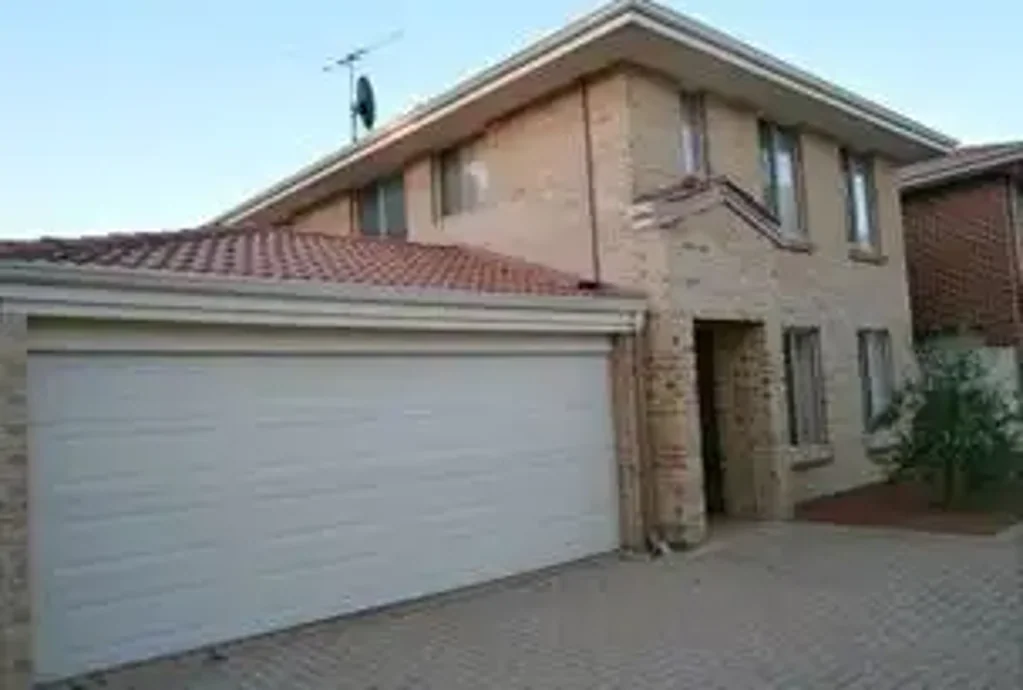 Modern 4-Bedroom House. Pets allowed. Walk to Amenities, shops etc.  TOP LOCATION!