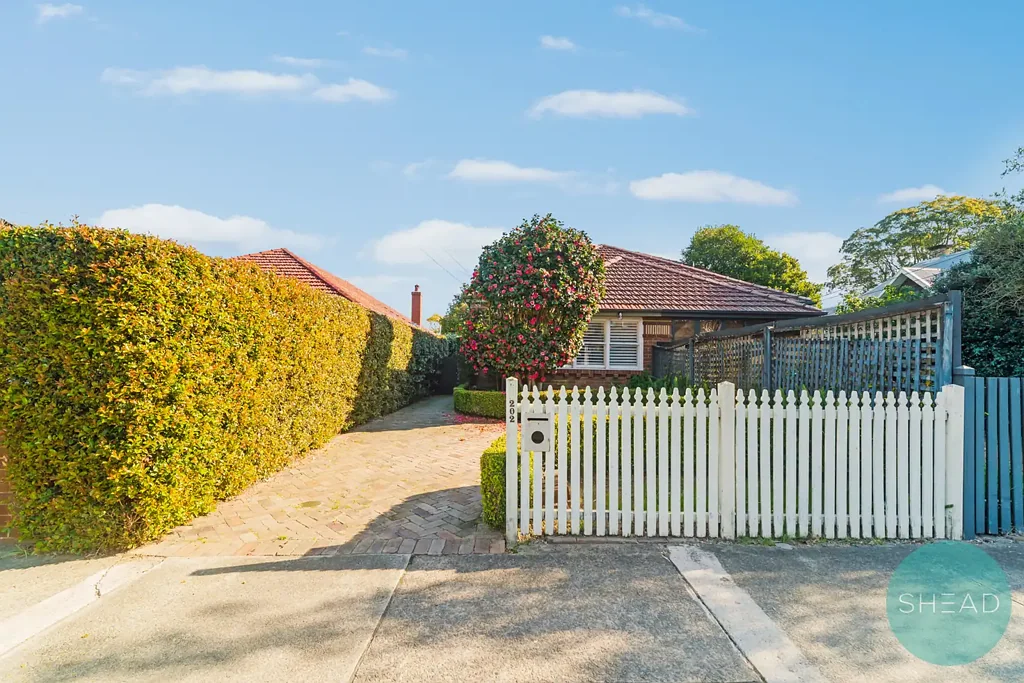 BEAUTIFUL WELL-MAINTAINED FULL BRICK SEMI HOUSE