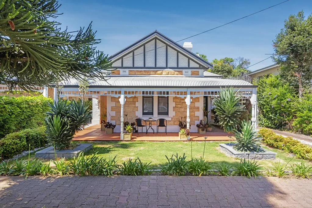 Glenelg South 4Zimmer Character Sandstone Fronted Villa on Broadway – 700sqm (Approx)