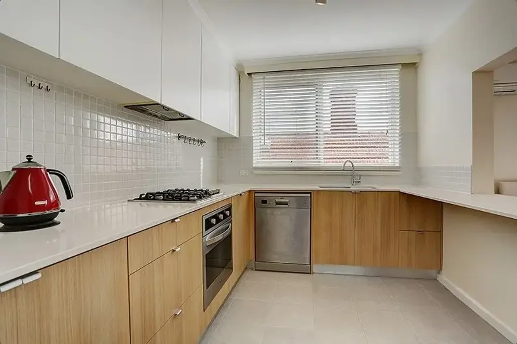 Stylish Apartment in Middle Park - Just Steps from the Beach!