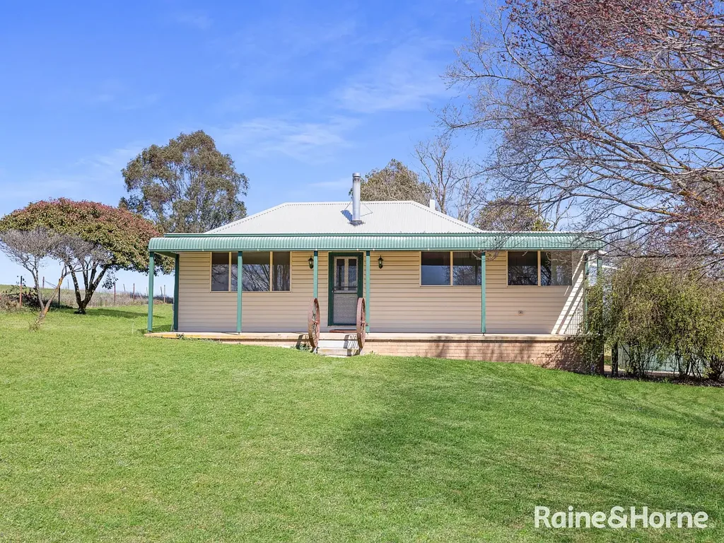 Cottage Minutes to Town - Available now, pre application required.