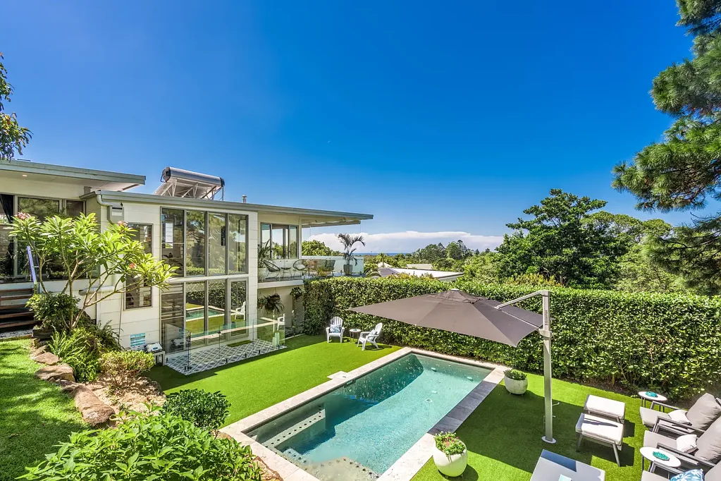 Suffolk Park 3房  Elevated Palm Springs-inspired retreat with ocean views