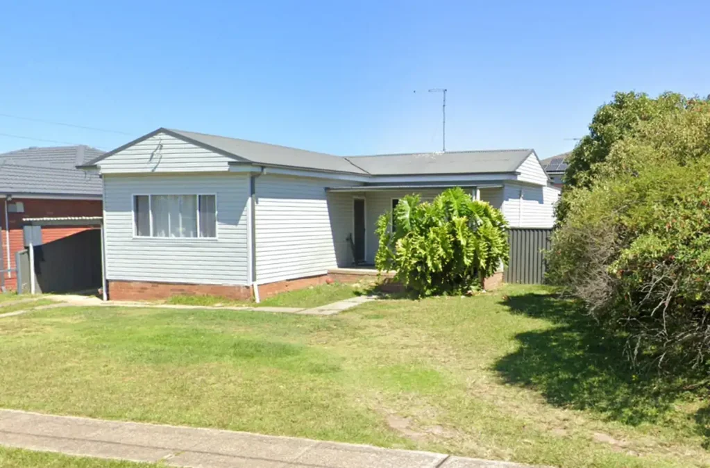 Neat And Tidy 3 Bedroom Home With A Sunroom!!