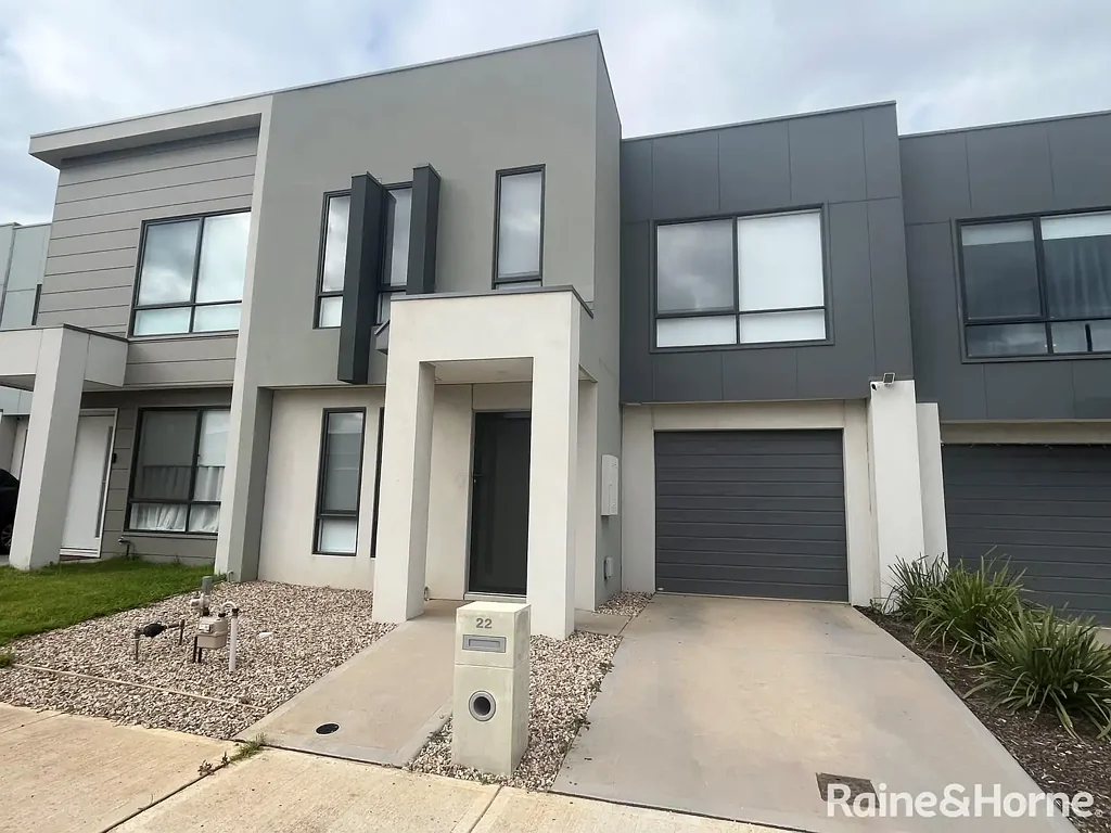 Modern 3 Bedroom Townhouse!
