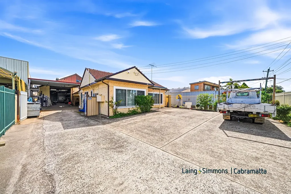 Lansvale 3房 宽敞954sqm地块 工业住宅两用 三卧维护佳 临街12米宽 便利交通枢纽 FREESTANDING FACTORY & RESIDENCE