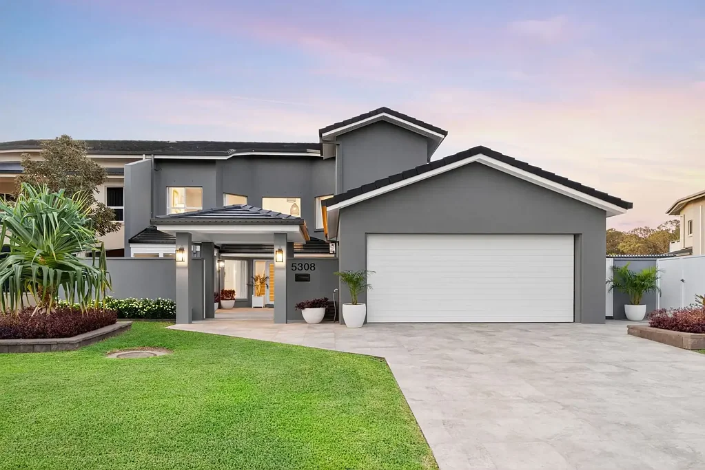 Hope Island 4房  Beautifully Appointed Waterfront Home with Main River and Golf Course Views