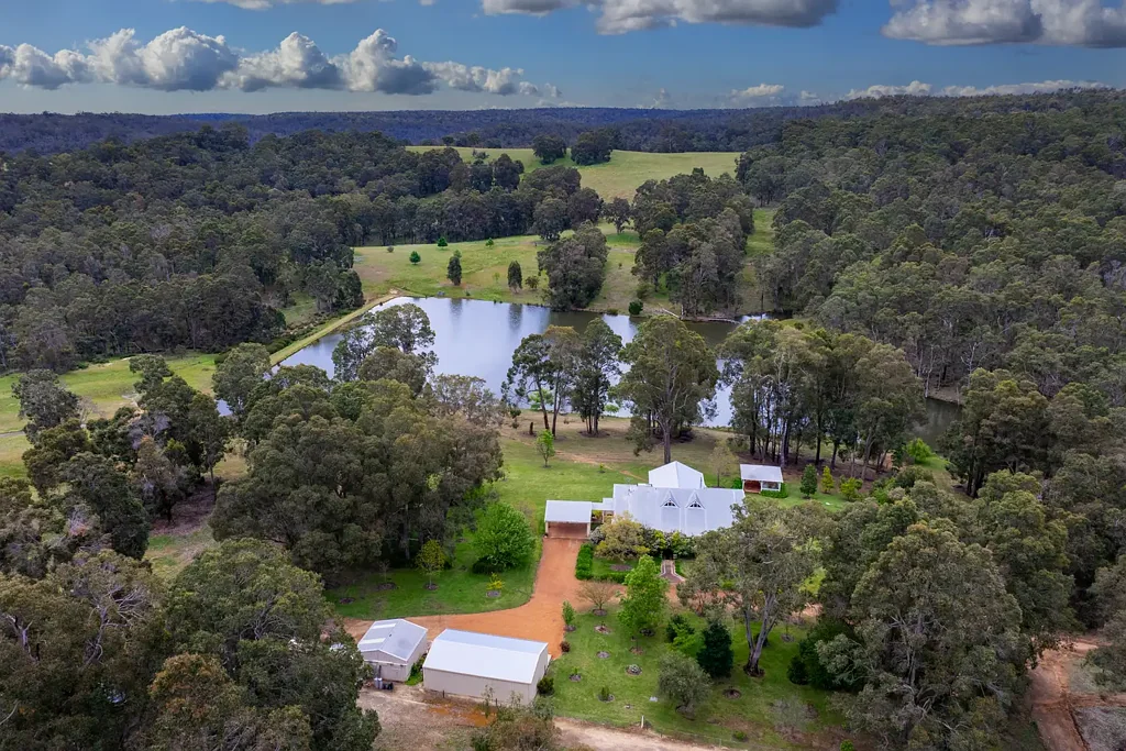 Donnybrook "Lake House" set in Preston Valley on 134 acres