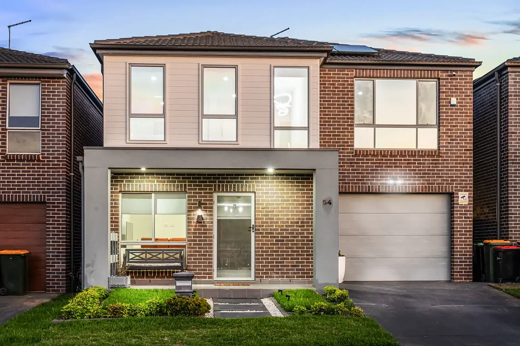 Riverstone 5 Slaapkamer Modern Family Living in the Heart of Riverstone!