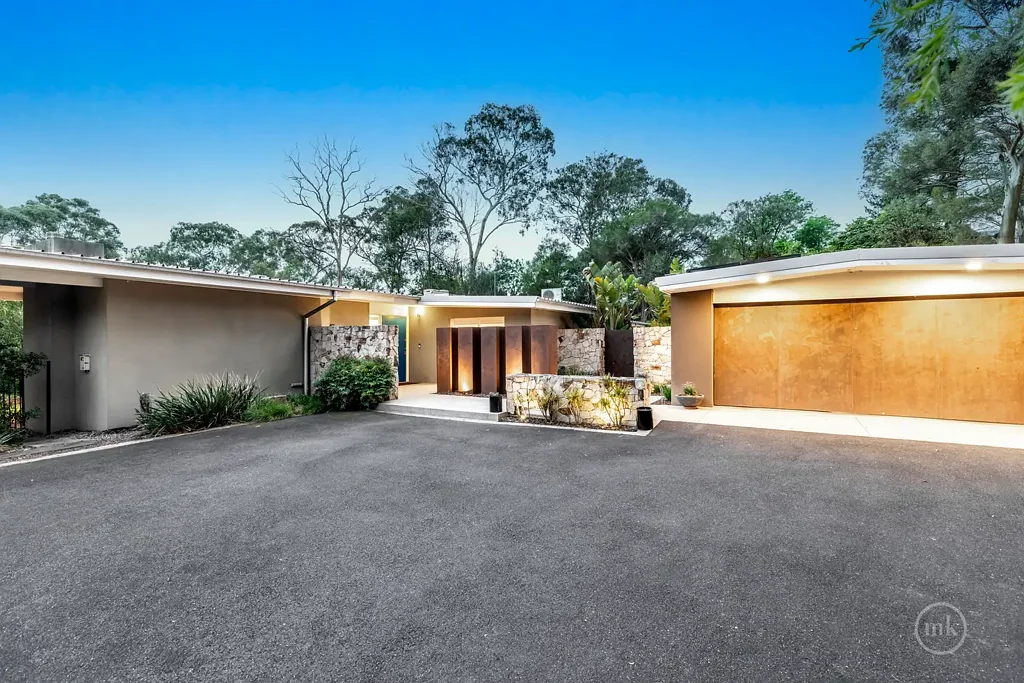 Eltham 4房 中世纪现代杰作 6257sqm成熟花园 壮观玻璃墙 Miele电器 镶木地板 主套房带天窗浴缸 邻近Main Yarra Trail Mid-Century Icon With Resort-Style Living