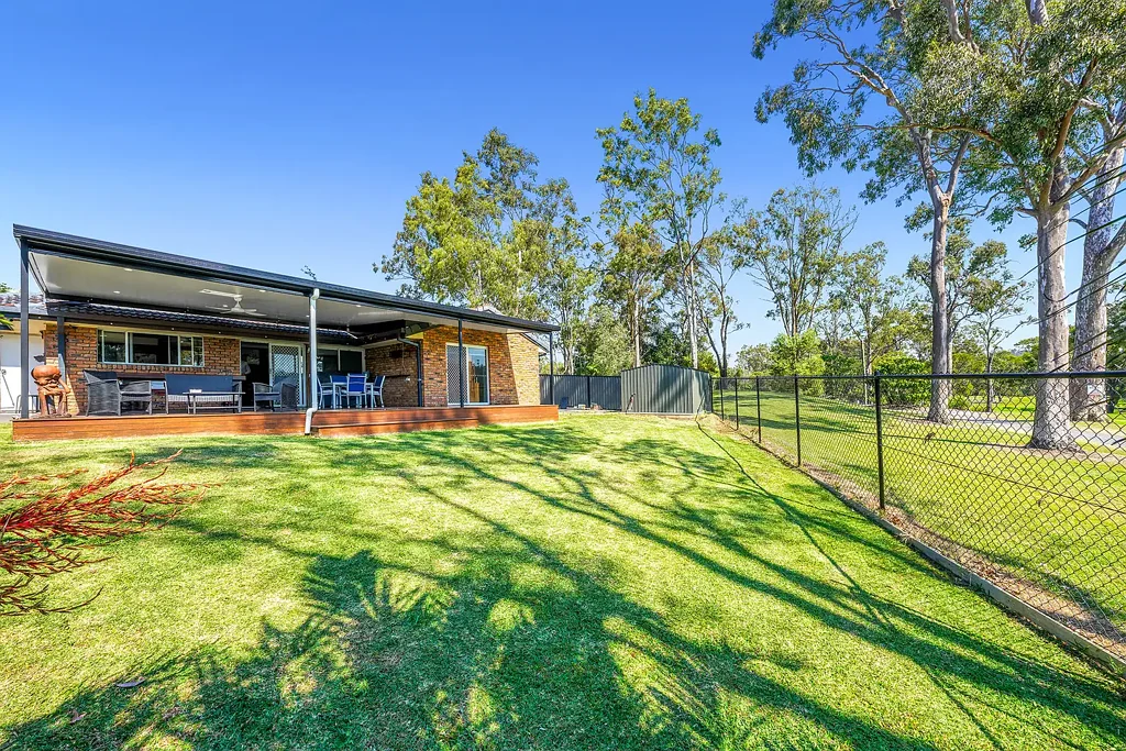 Helensvale 3ห้องนอน Exceptional Lifestyle Setting with Scope to Add Value