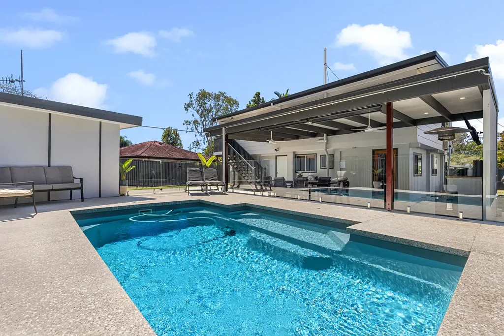 Bray Park 3બેડરૂમ Poolside Entertaining, Workshop Space & Room to Spread Out