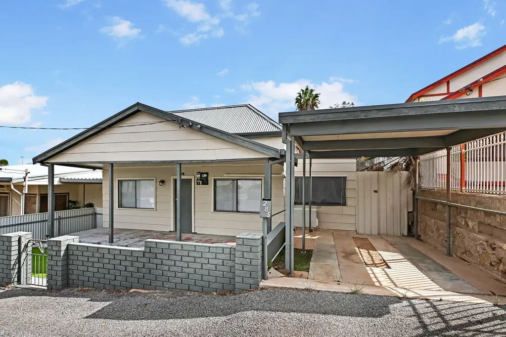 Broken Hill 3غرفة نوم WELL-LOCATED HOME