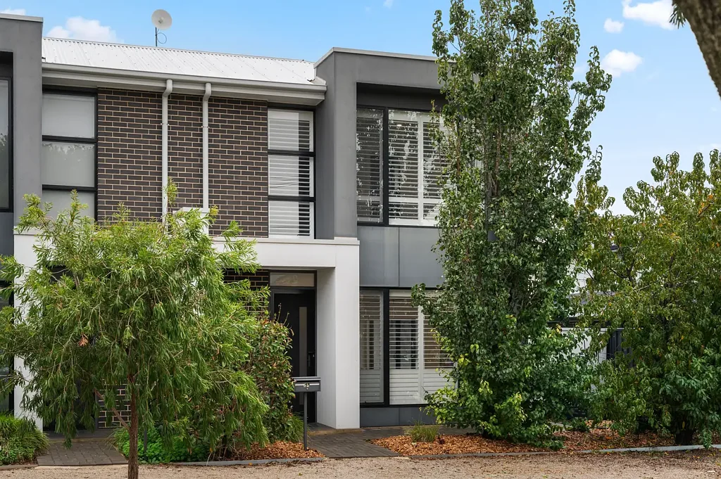 Hectorville 3Zimmer Chic 3-Bedroom Torrens-Titled Townhouse in a Popular East Side Locale.