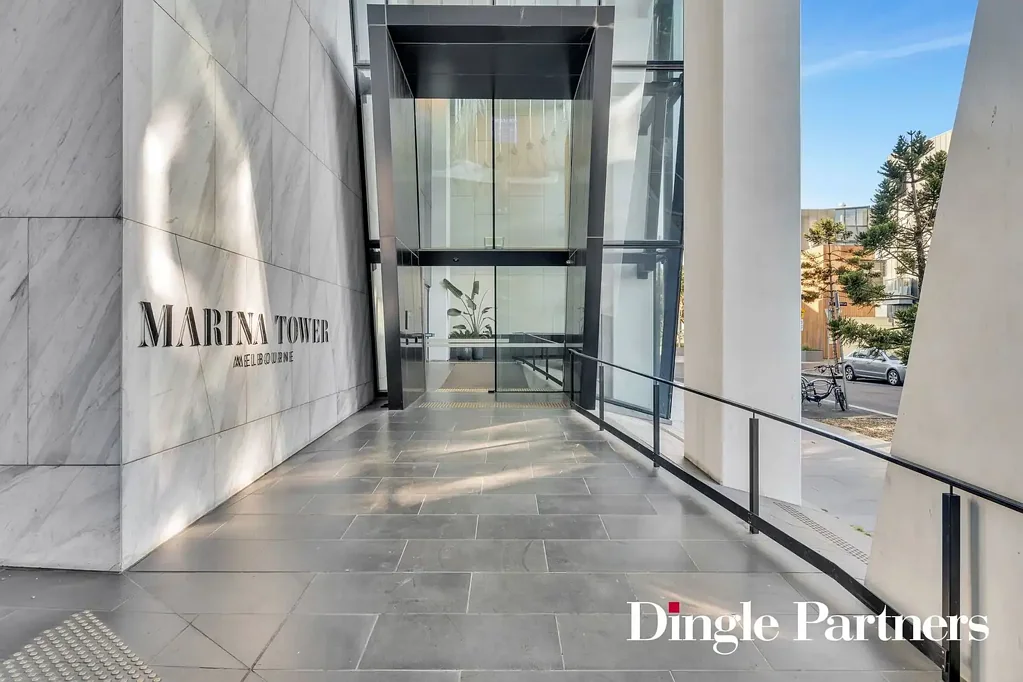 2 Bedrooms Fully Furnished Apartment at the Marina Tower in Docklands