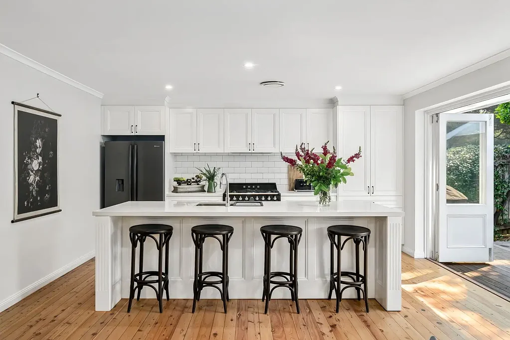 Mona Vale 5房 宽敞的家庭生活，空间卓越，功能多样 Generous Family Living with Exceptional Space and Versatility