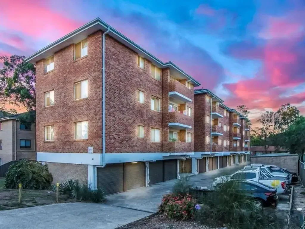 Walking distance to Westfield shopping centre!!!