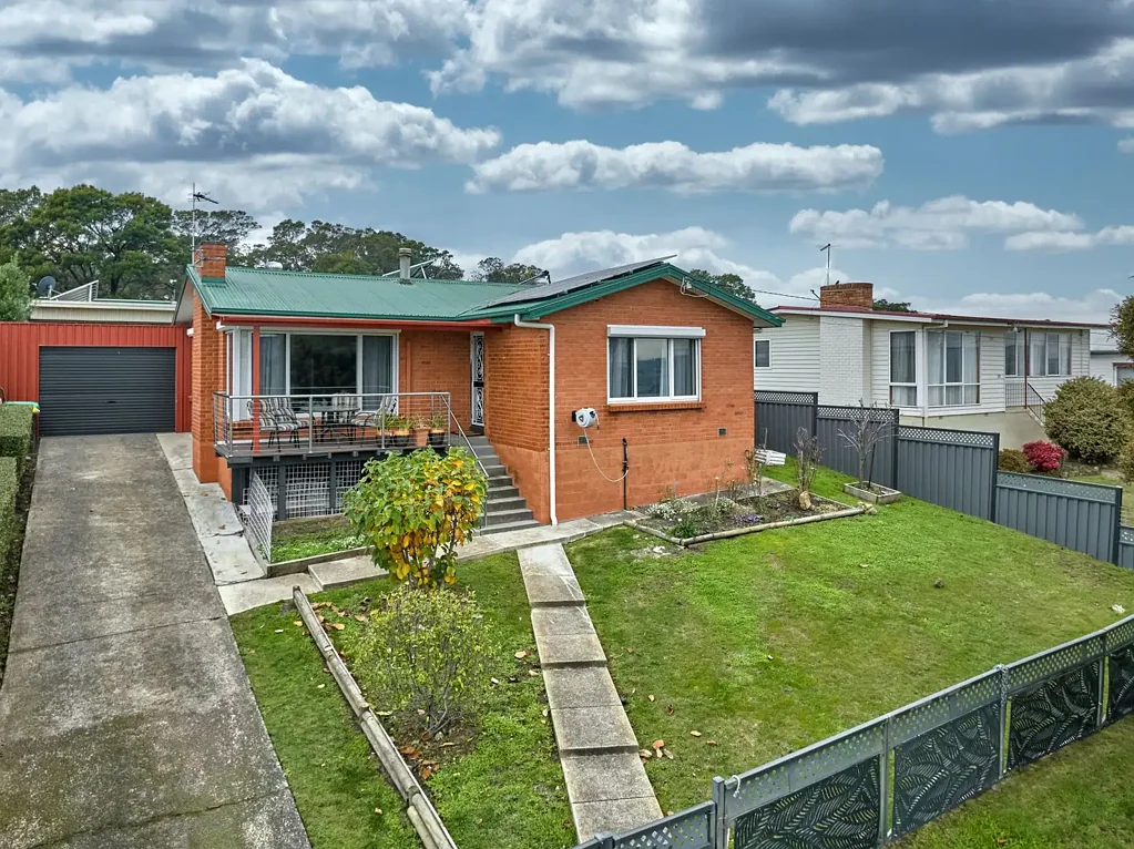 Ravenswood 3Phòng ngủ Charming & Well-Equipped Brick Home with Views, Space & Bonus Retreat!