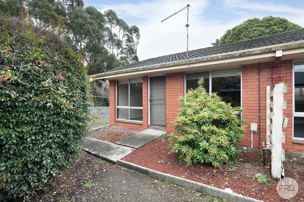 CONVENIENT & COMFORTABLE LIVING IN QUIET UNIT COMPLEX