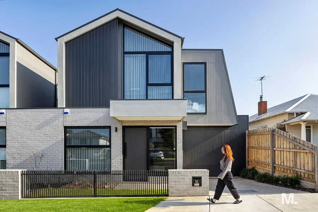 Moonee Ponds 3房 独立产权临街面 自然光线充足 Bosch电器齐全 高拱顶主卧 奢华套间庭院 宁静便捷生活 EVANS ABOVE. YOU'VE JUST HIT THE JACKPOT.