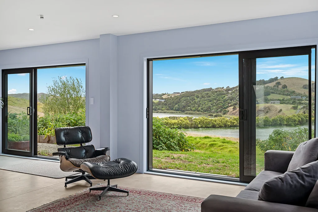 Kaiwaka 2Zimmer Waterfront, Bespoke Shed House!