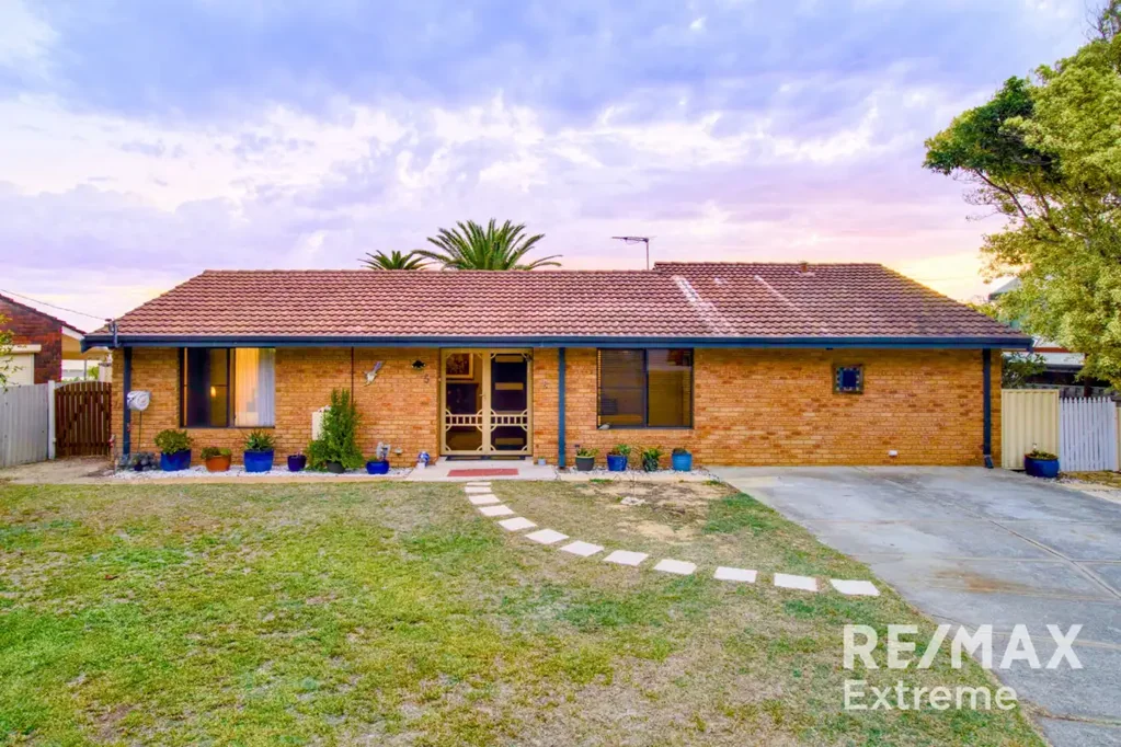 Quinns Rocks 3chambre Elevated Coastal Gem on 769sqm – Ocean Glimpses & Future Potential
