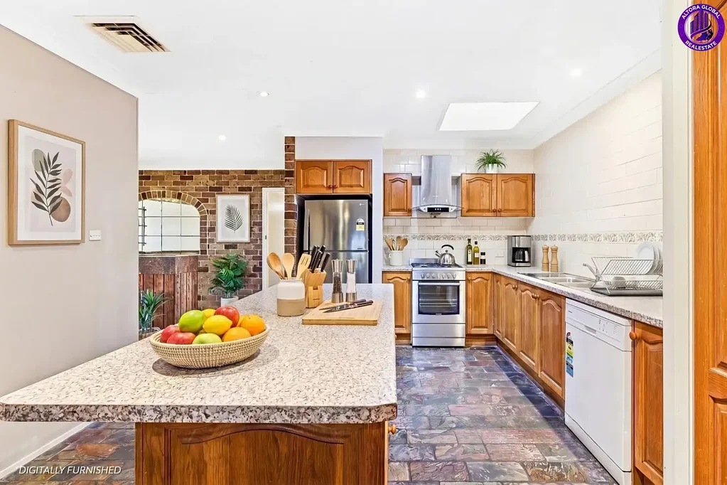 Castle Hill 7房 7 卧室 + 祖母房 + LMR 开发潜力 | 步行至地铁站 7 BEDROOMS + GRANNY FLAT + LMR DEVELOPMENT UPSIDE | WALK TO METRO
