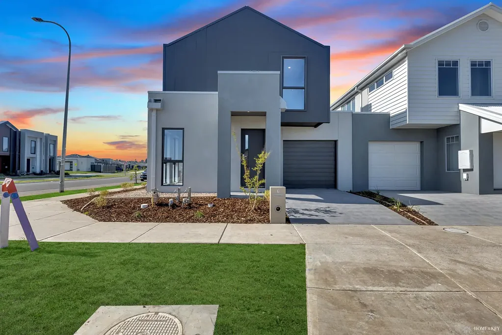 Luxury Family Home Living - 2 Master Bedrooms