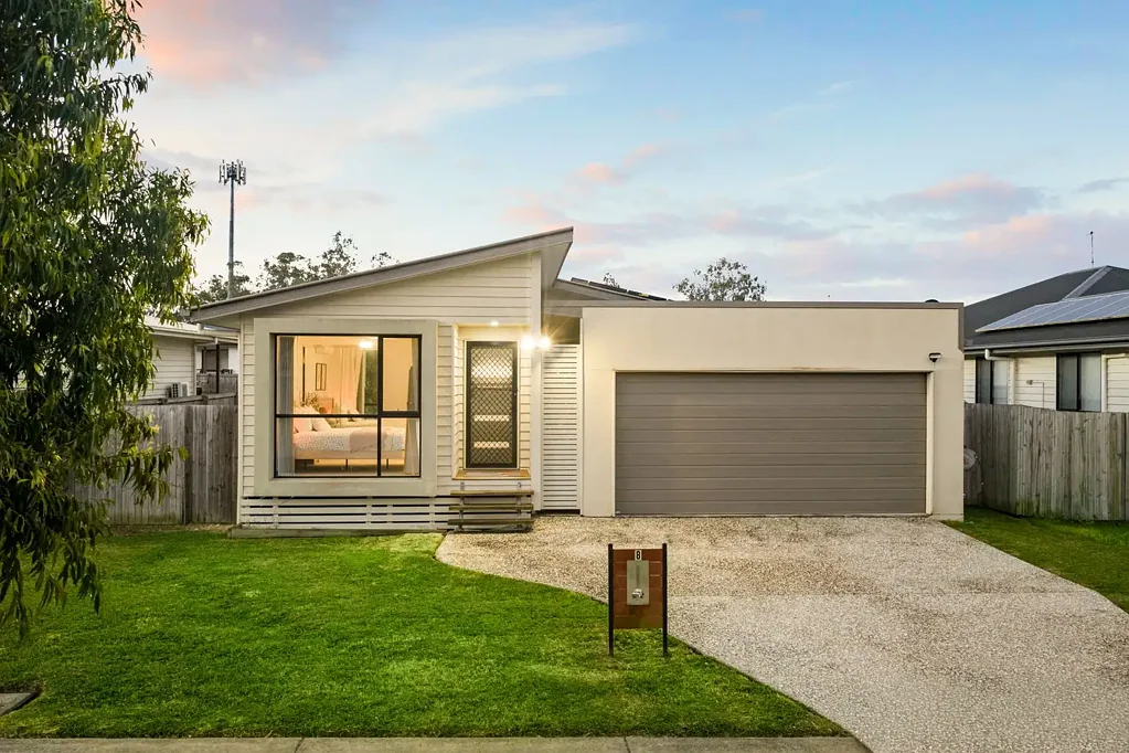 Redbank Plains 4房 455 平方米地块上的宽敞家庭住宅，兼具现代舒适与便利 Spacious Family Living on a 455 sqm block with Modern Comfort and Convenience