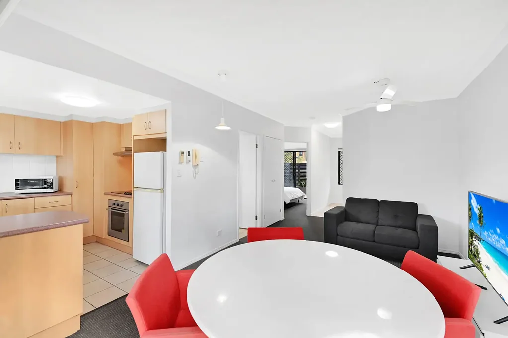 Labrador 1房  BROADWATER LIFESTYLE + A SMART INVESTMENT — GROUND FLOOR & READY TO GO!