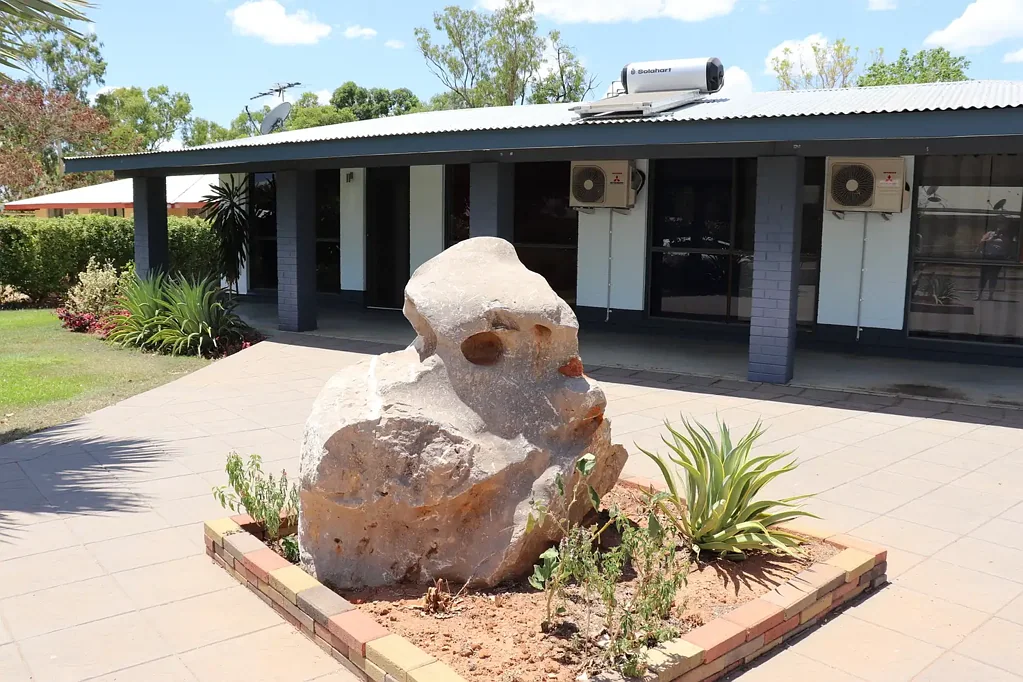 Katherine 3房  Ground Level Brick Home with Spacious Yard -