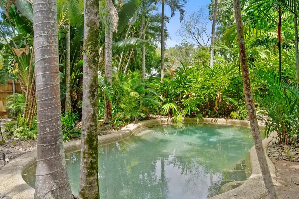 Tropical Living in a Peaceful Beachside Location!