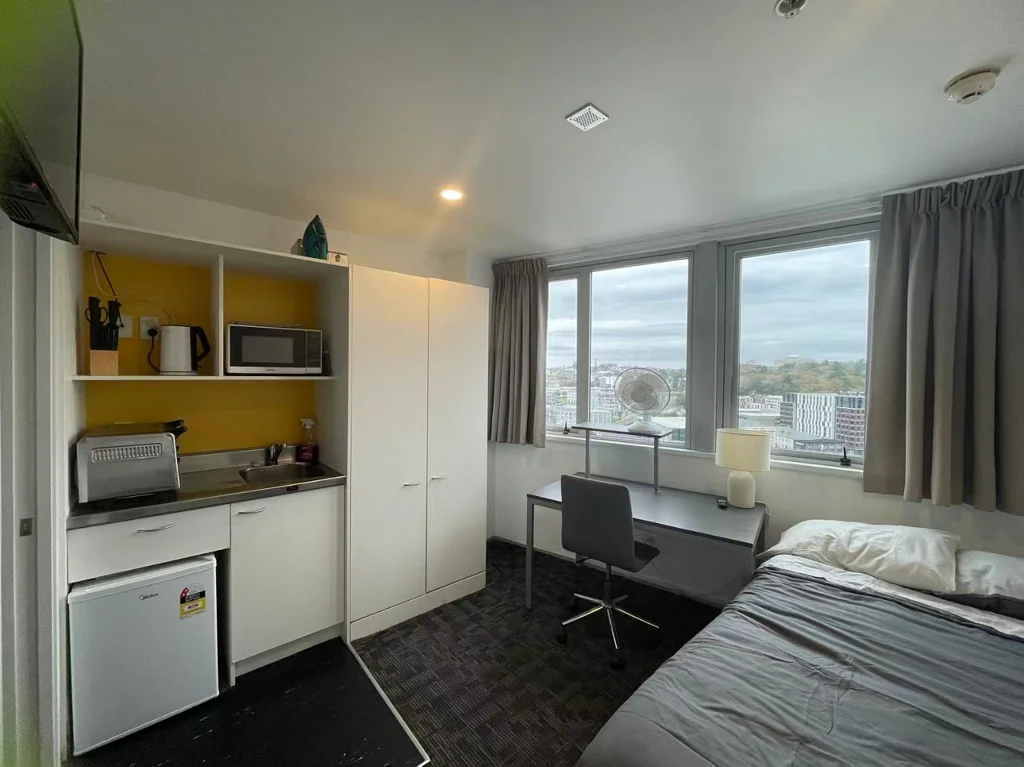 This apartment is perfectly positioned in the heart of Auckland City.