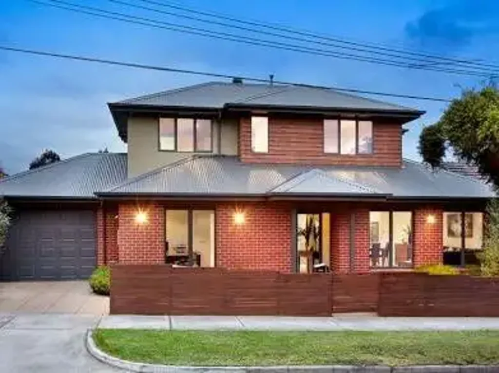 FABULOUSLY SYLISH QUALITY TOWNHOUSE CLOSE ALL AMENITIES & TRANSPORT!