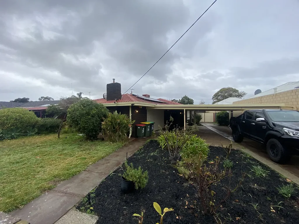 LARGE FAMILY HOME - NEW PAINT / FLOORING-CARPETS