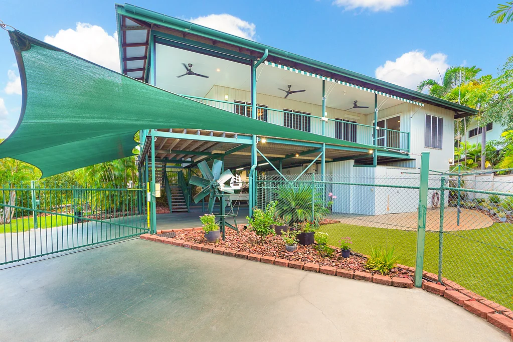 Woolner 5침실 City Views From Stunning Executive Home!