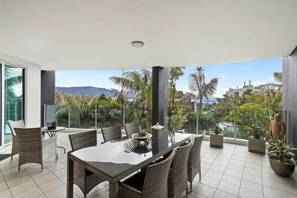Wollongong 3कमरा Executive grandeur with garden and coastal outlook