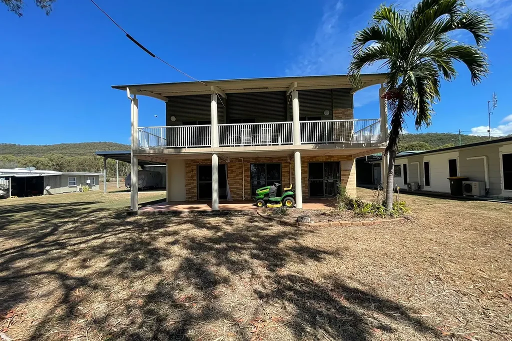Clairview 4ਬੈੱਡਰੂਮ Beachfront Bliss in Clairview – Fully Furnished Coastal Retreat