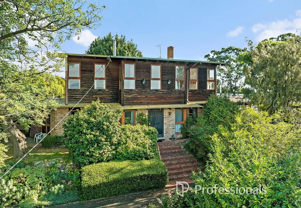Lilydale 5房 建筑师设计 1970年代建造 Yarra Valley景观 手工Hawthorn砖 自然光线充沛 灵活五卧 双车库棚屋 宁静山丘度假 RETRO SOUL, REMARKABLE SPACE, ENDLESS POTENTIAL