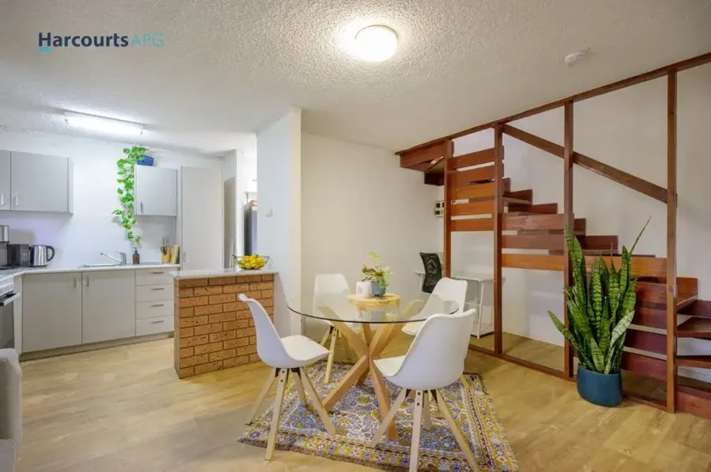 Furnished 2 bedroom townhouse - Very handy location