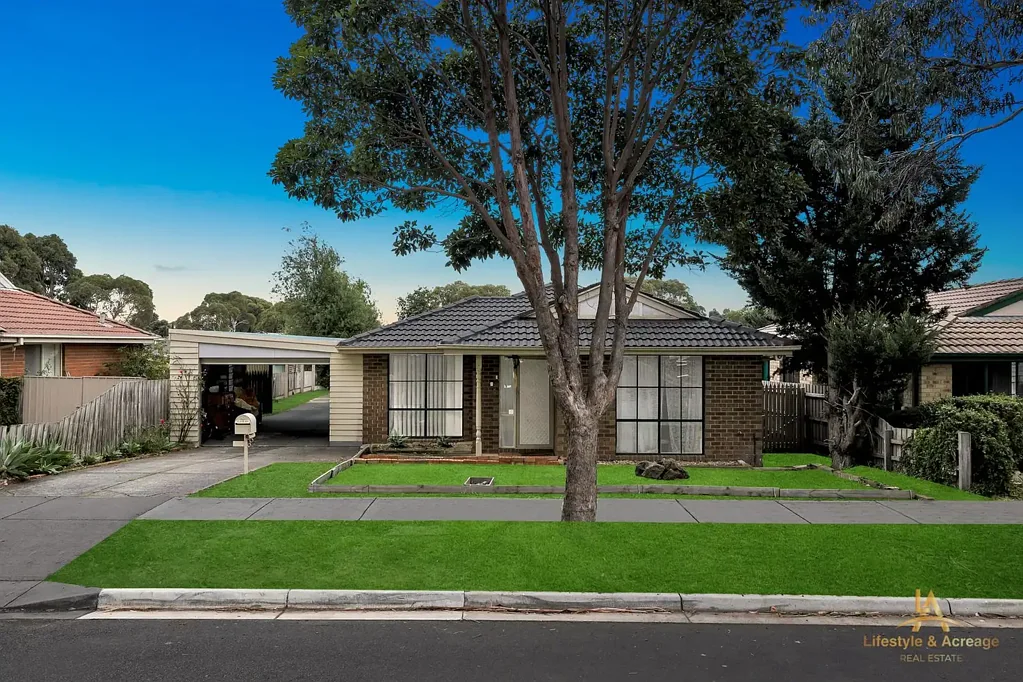 Cranbourne West 3 Slaapkamer PARKSIDE FAMILY LIVING WITH SPACE TO ENTERTAIN !