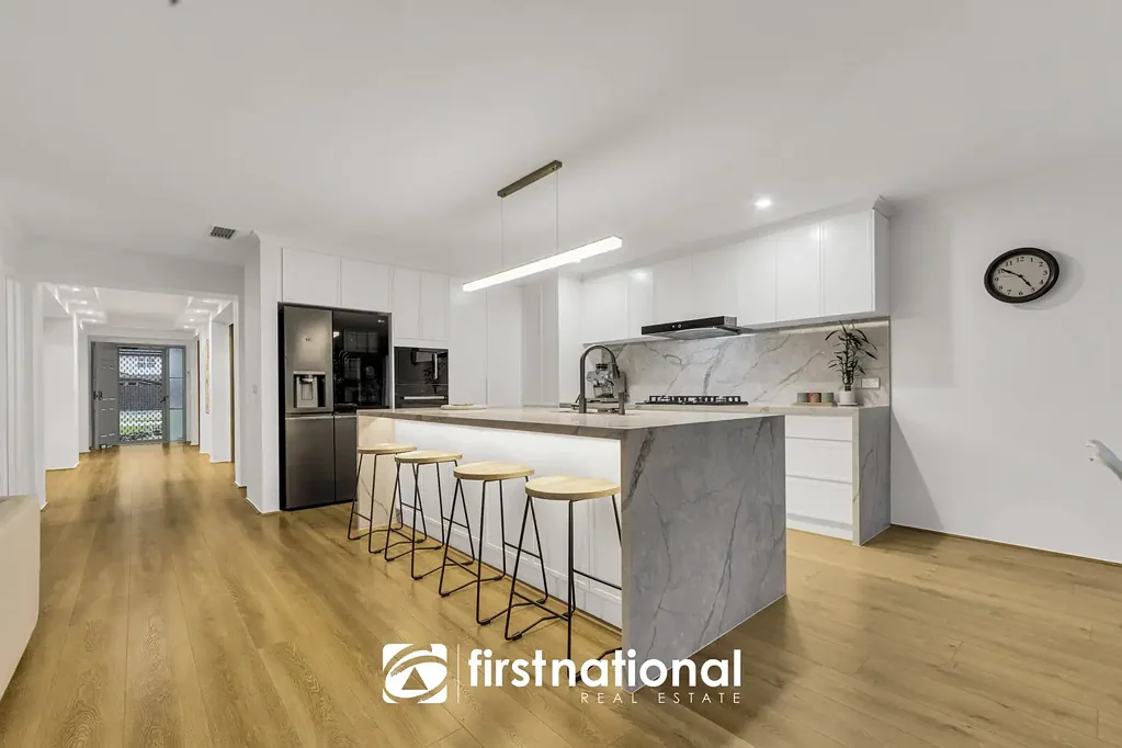 Patterson Lakes 4房 Harbourtown Estate 珍贵位置 四卧宽敞别墅 精美翻新厨房 地中海风格卫浴 全年娱乐泳池 便捷生活配套 The Ultimate Renovated Family Entertainer with Poolside Perfection.