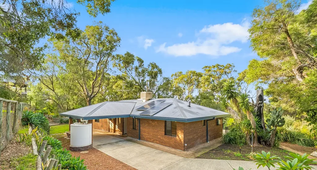 Bouvard 3房  Enjoy the views from this home on 1240sqm of natures paradise!