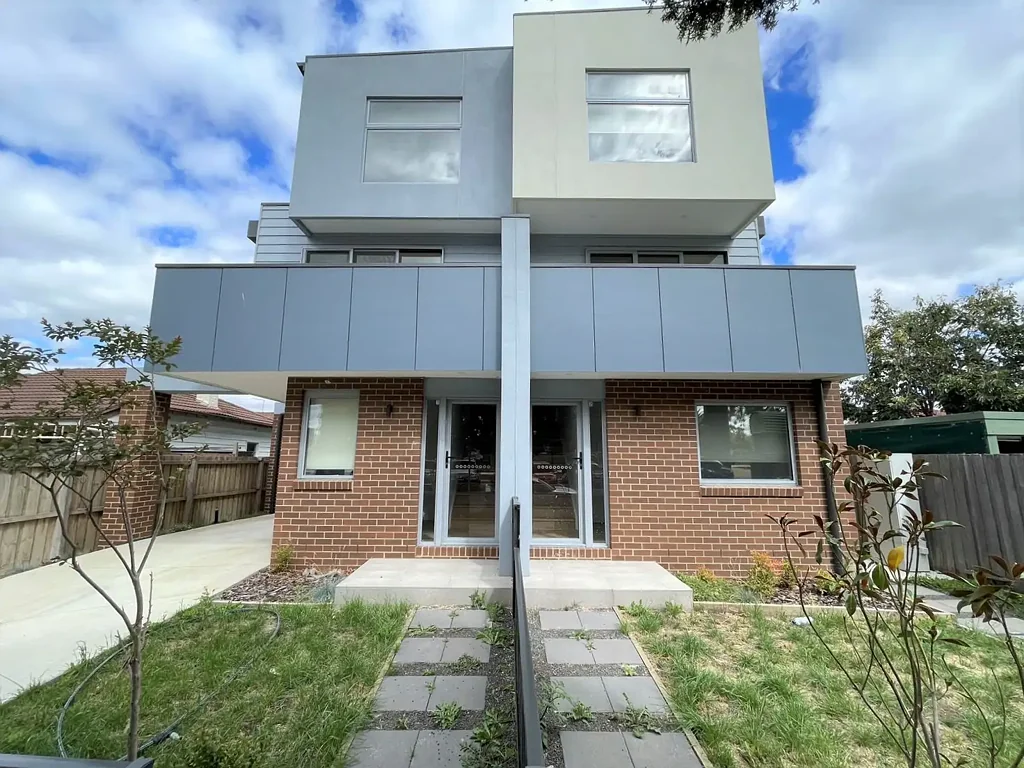 Low Maintenance & Great Location!