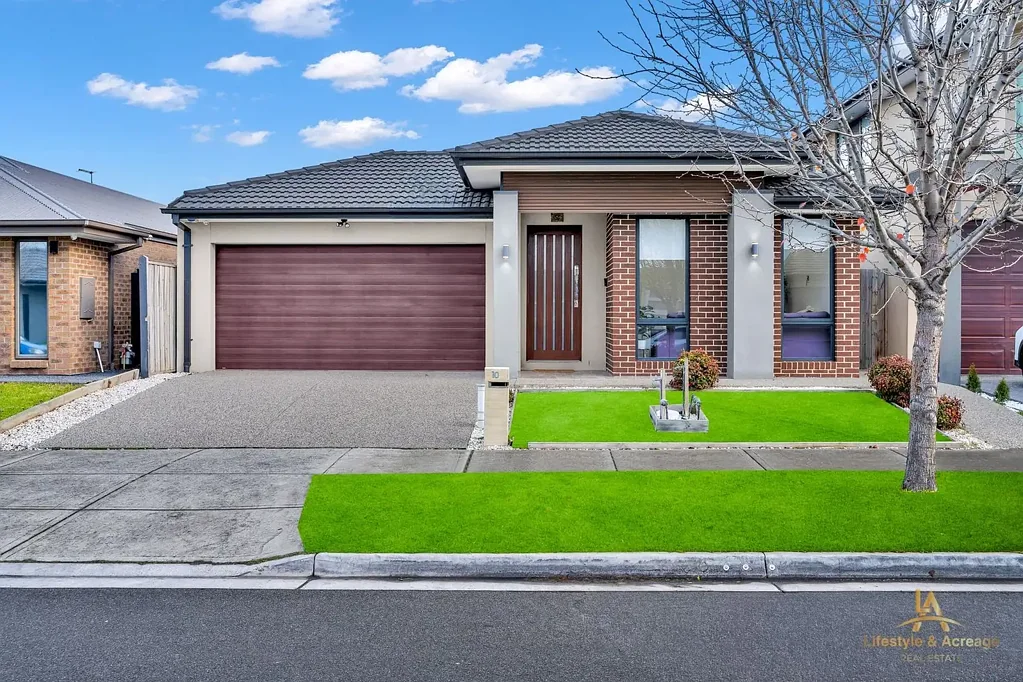 Cranbourne East 4房 East Estate 尊贵地段的现代家庭生活！ Contemporary Family Living in the Prestigious East Estate !