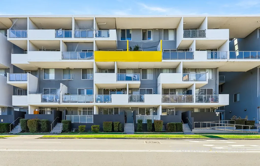 Blacktown 2房 宽敞的底层住宅，带多个户外区域 Oversized Ground-Floor Living with Multiple Outdoor Areas