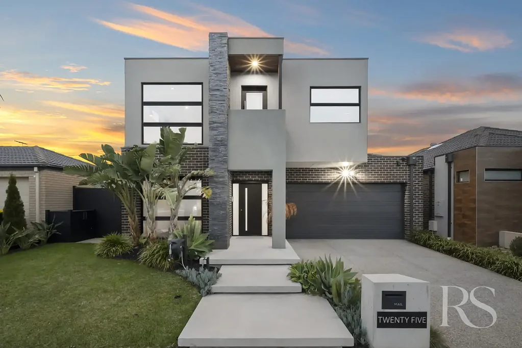 Point Cook 4Phòng ngủ Custom Built Quality in Prestigious Alamanda Estate.