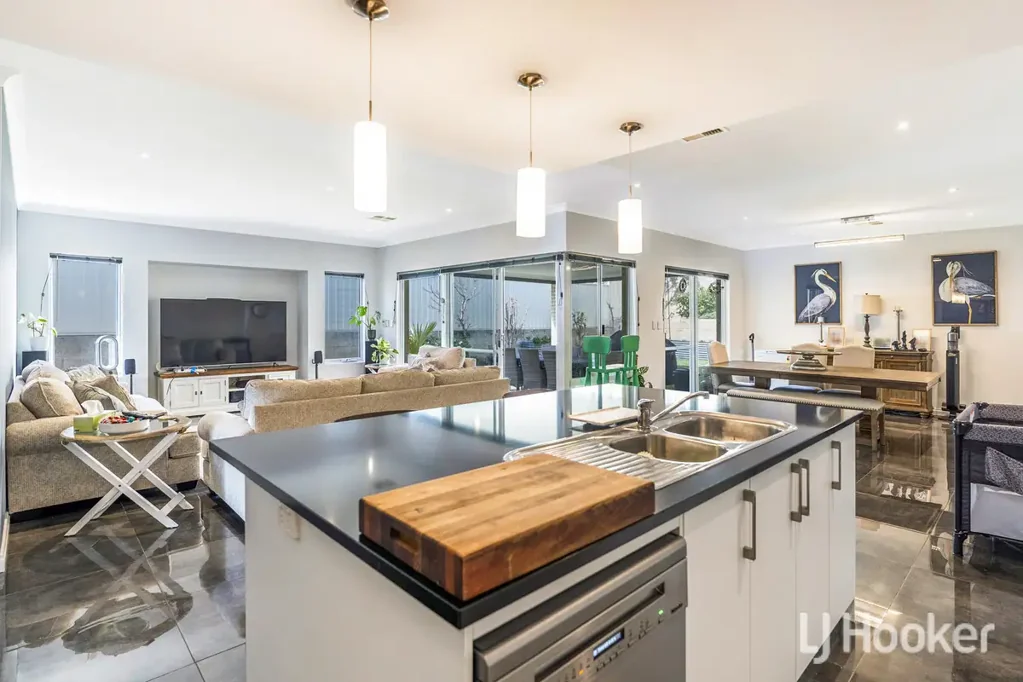 Dawesville 4房  Upmarket Beachside Family Home with a Great Floorplan & Fruit Treed Garden