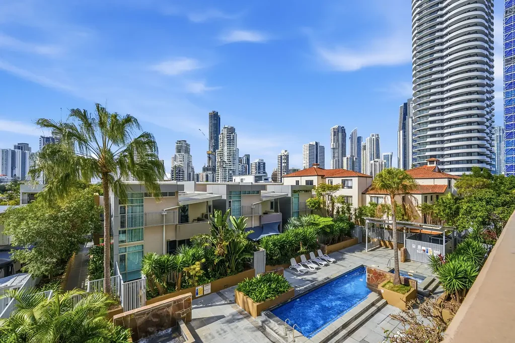 Surfers Paradise 3房  East-Facing | Skyline Views | Oversized Private Balconies