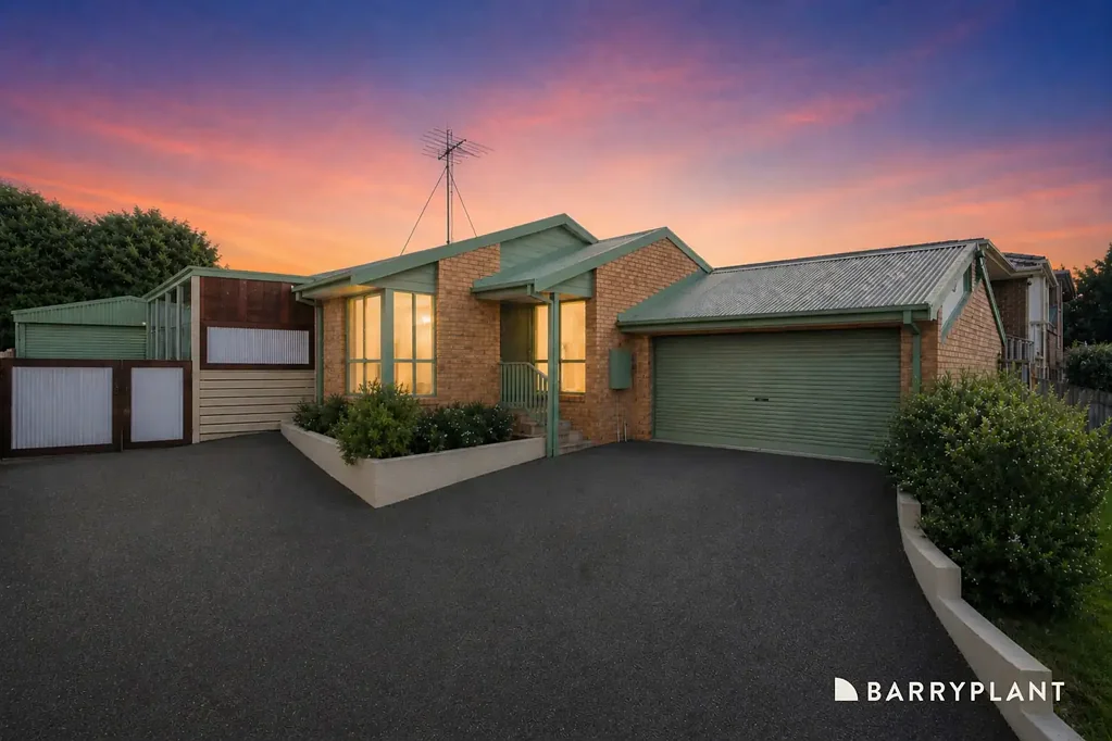 Pakenham 4房 Elevated视野宜人 侧通道便捷 多功能独立工作室 四卧主套房带步入式衣帽间 巨大带顶棚娱乐区 成熟易维护花园 Views, Space & Side Access – The Complete Family Entertainer!
